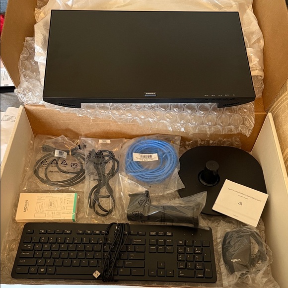 Philips Computer Monitor and Keyboard Set - Picture 1 of 11